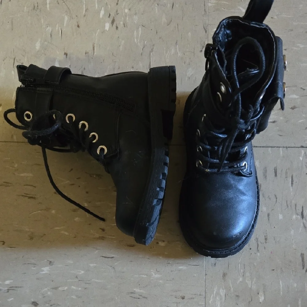 Black Leather Combat Boots with Lace-Up Design - Picture 2 of 6